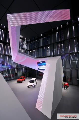 Colonne 3D avec projections lumineuses et intégration techniques