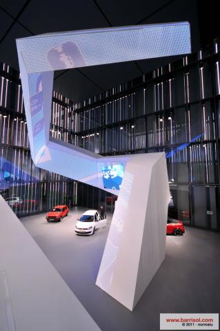 Colonne 3D avec projections lumineuses et intégration techniques