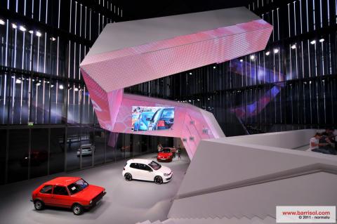 Colonne 3D avec projections lumineuses et intégration techniques