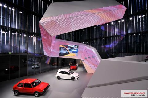 Colonne 3D avec projections lumineuses et intégration techniques