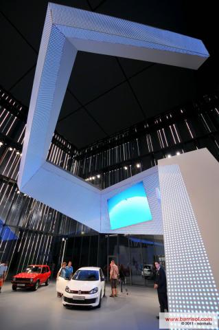 Colonne 3D avec projections lumineuses et intégration techniques