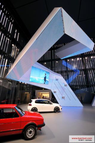 Colonne 3D avec projections lumineuses et intégration techniques