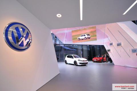 Colonne 3D avec projections lumineuses et intégration techniques