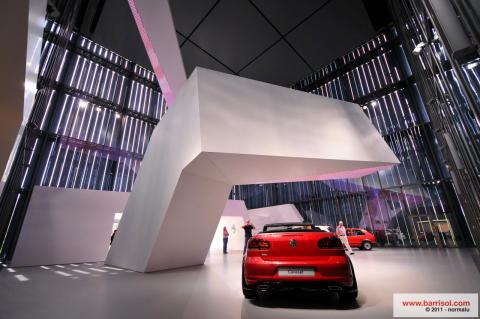 Colonne 3D avec projections lumineuses et intégration techniques