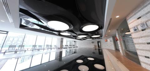 Radisson Swimming Pool - plafond lumineux formes 3D 