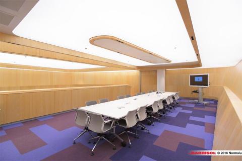 Salle de réunion avec plafond Barrisol Lumière