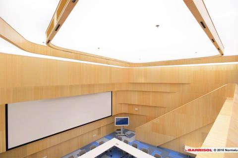 Salle de réunion avec plafond Barrisol Lumière