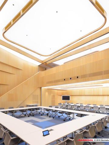 Salle de réunion avec plafond Barrisol Lumière