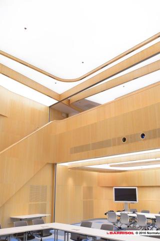 Salle de réunion avec plafond Barrisol Lumière