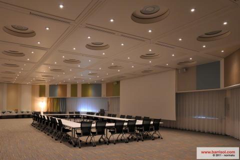 Intégration de spots dans le plafond tendu Barrisol