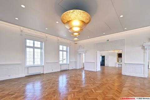 Intégration de spots lumineux dans le plafond tendu Barrisol