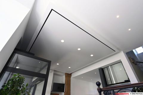 Intégration de spots lumineux dans le plafond tendu Barrisol
