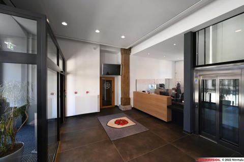 Intégration de spots lumineux dans le plafond tendu Barrisol