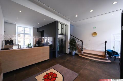 Intégration de spots lumineux dans le plafond tendu Barrisol