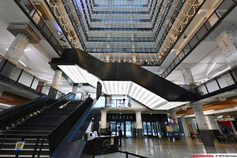 Eclairage sous escalier et passerelle avec Barrisol Lumière