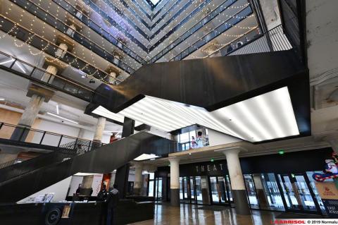 Eclairage sous escalier et passerelle avec Barrisol Lumière