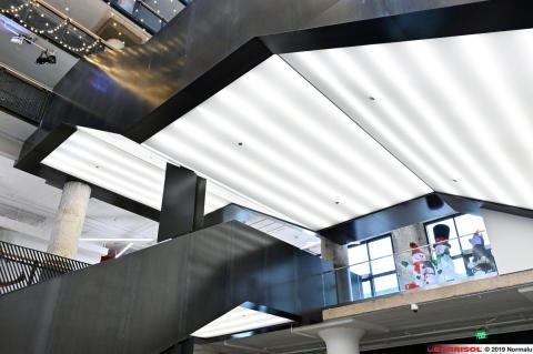 Eclairage sous escalier et passerelle avec Barrisol Lumière