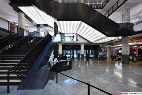 Eclairage sous escalier et passerelle avec Barrisol Lumière