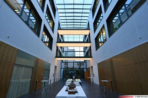 Eclairage sous escalier / passerelle - Barrisol Lumière