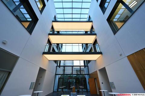 Eclairage sous escalier / passerelle - Barrisol Lumière