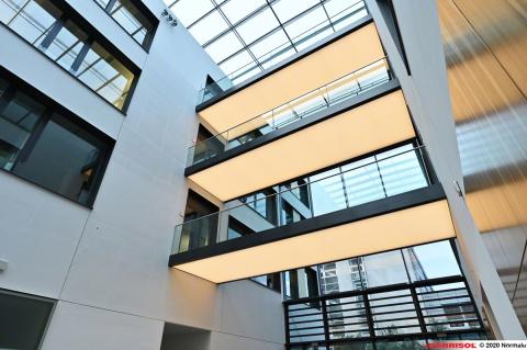 Eclairage sous escalier / passerelle - Barrisol Lumière