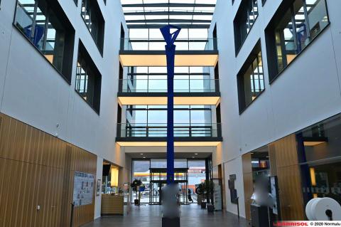 Eclairage sous escalier / passerelle - Barrisol Lumière