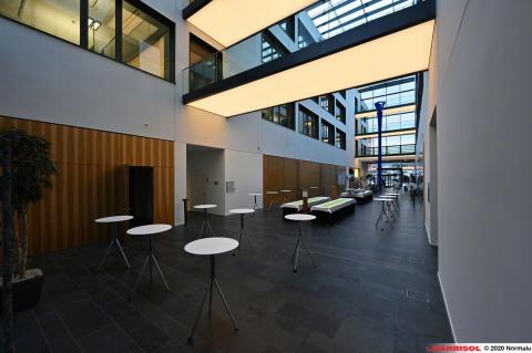 Eclairage sous escalier / passerelle - Barrisol Lumière