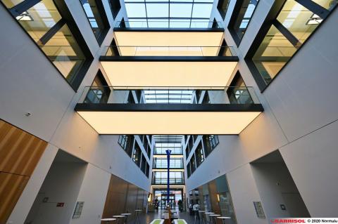 Eclairage sous escalier / passerelle - Barrisol Lumière