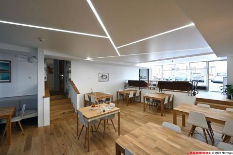 Plafond acoustique Barrisol avec éclairage Light Lines
