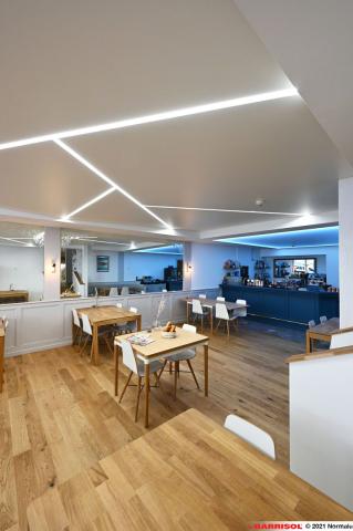 Plafond acoustique Barrisol avec éclairage Light Lines