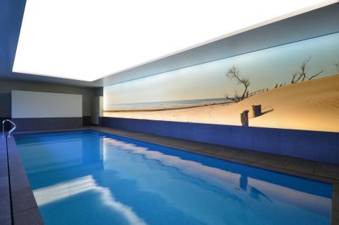 Piscine intérieur avec mur imprimé lumineux