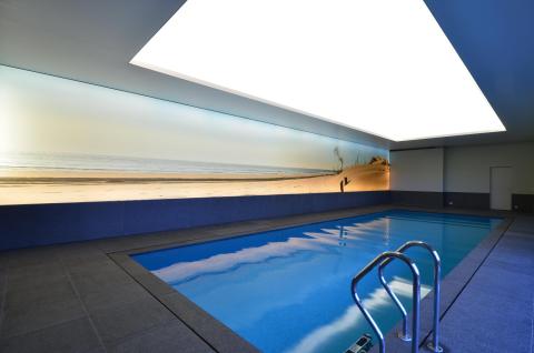 Piscine intérieur avec mur imprimé lumineux