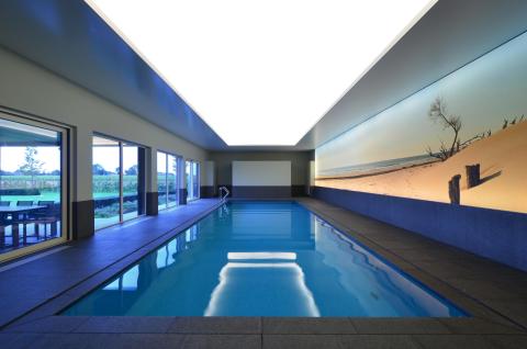 Piscine intérieur avec mur imprimé lumineux