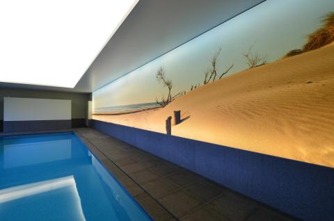 Piscine intérieur avec mur imprimé lumineux