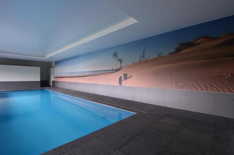 Piscine intérieur avec mur imprimé lumineux