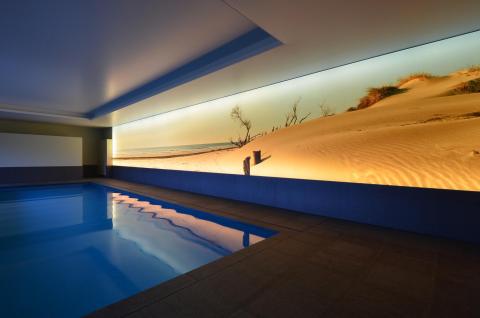 Piscine intérieur avec mur imprimé lumineux