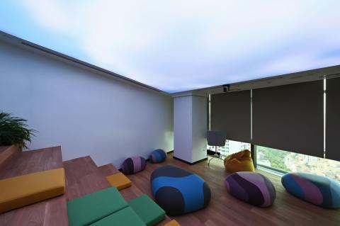 Plafond acoustique lumineux Barrisol Lumière, avec projections