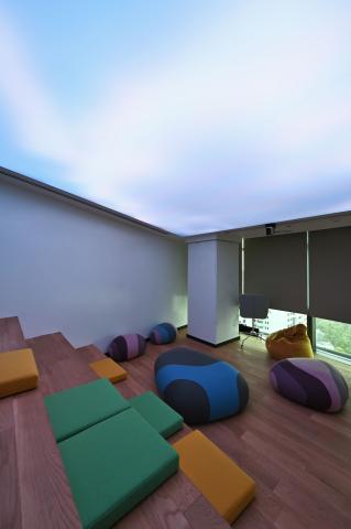 Plafond acoustique lumineux Barrisol Lumière, avec projections