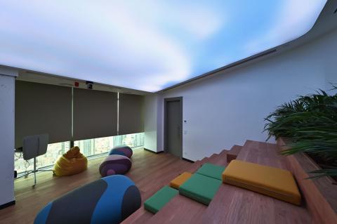 Plafond acoustique lumineux Barrisol Lumière, avec projections