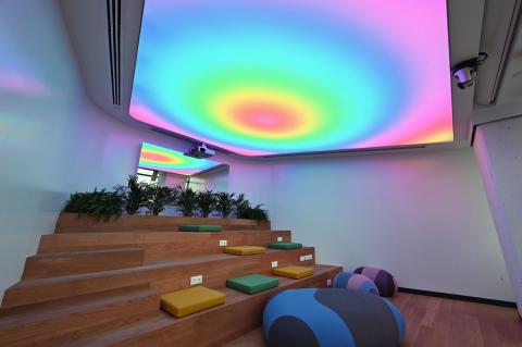 Plafond acoustique lumineux Barrisol Lumière, avec projections