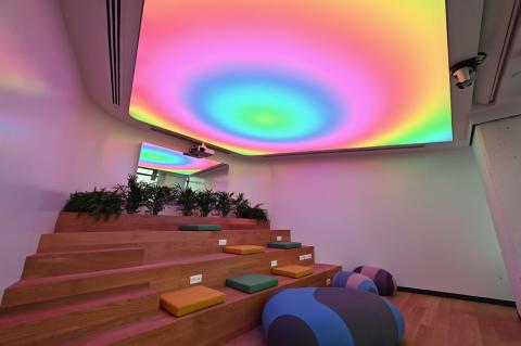 Plafond acoustique lumineux Barrisol Lumière, avec projections