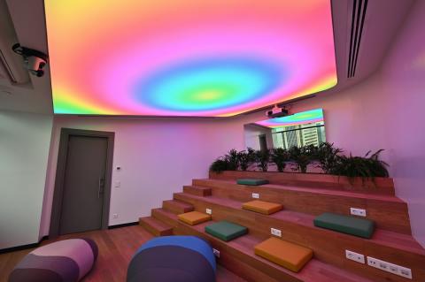 Plafond acoustique lumineux Barrisol Lumière, avec projections