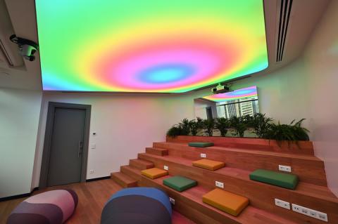 Plafond acoustique lumineux Barrisol Lumière, avec projections