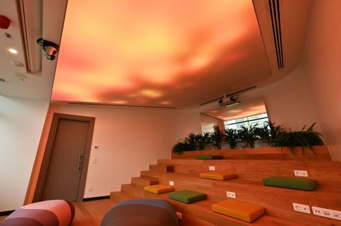 Plafond acoustique lumineux Barrisol Lumière, avec projections