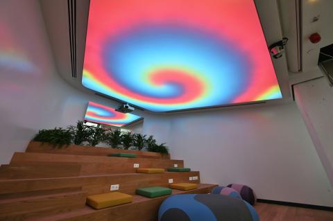 Plafond acoustique lumineux Barrisol Lumière, avec projections