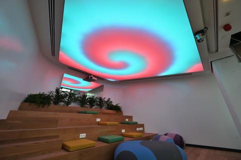 Plafond acoustique lumineux Barrisol Lumière, avec projections