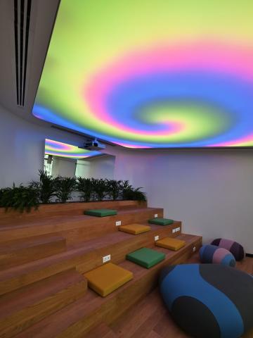 Plafond acoustique lumineux Barrisol Lumière, avec projections