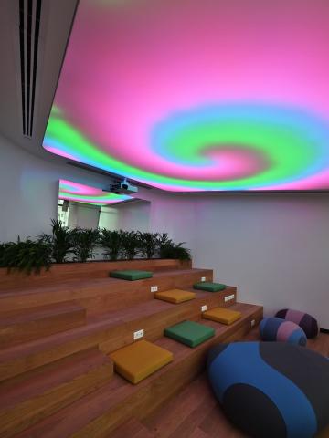 Plafond acoustique lumineux Barrisol Lumière, avec projections