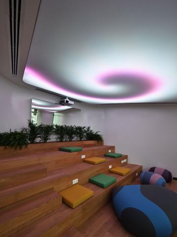 Plafond acoustique lumineux Barrisol Lumière, avec projections