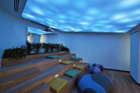 Plafond acoustique lumineux Barrisol Lumière, avec projections